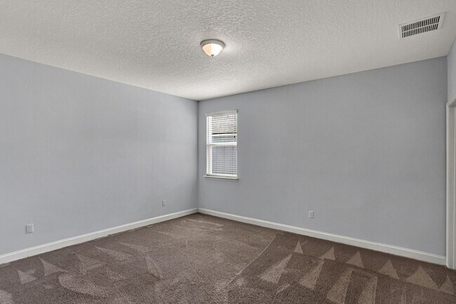 Foto del edificio - Beautiful 5/4 Home with Over 4k sqft, Fenced in Yard & 3 Car Garage! Pet friendly!