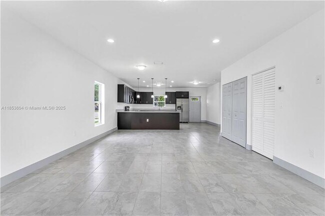 Foto del edificio - 2360 SW 14th St