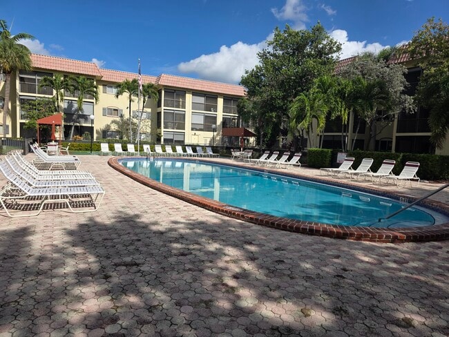 Foto del edificio - 257 S Cypress Rd