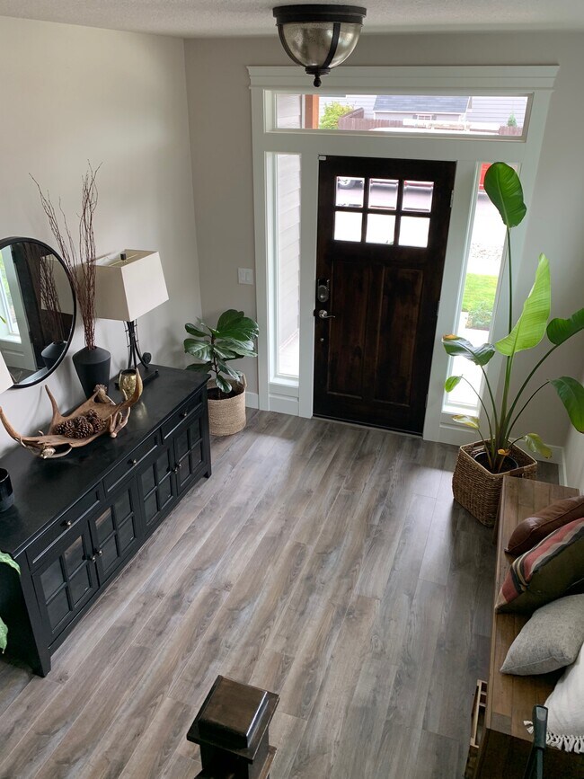Entryway - 959 N Noble Loop