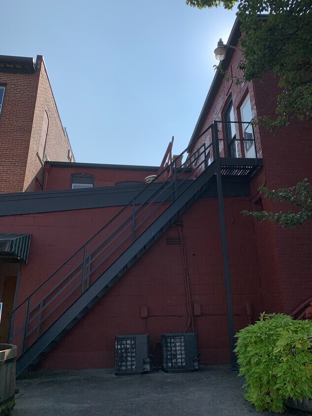 Primary Photo - 129 E Main St