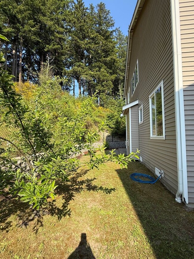Building Photo - 5 bedroom spanaway home!