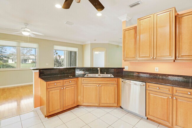 Foto del edificio - 595 Waverly Cir