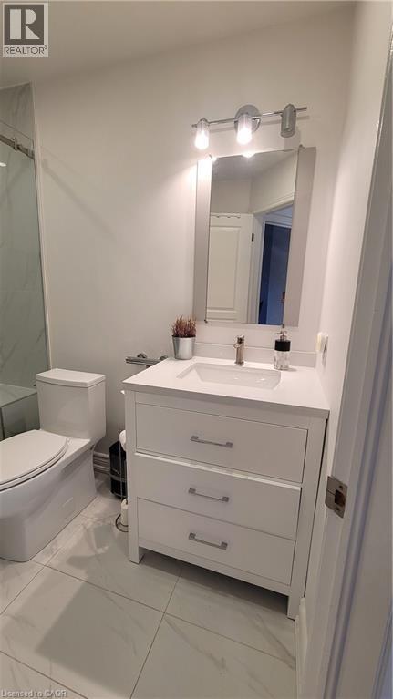 Photo du bâtiment - 20 Queensdale Ave W