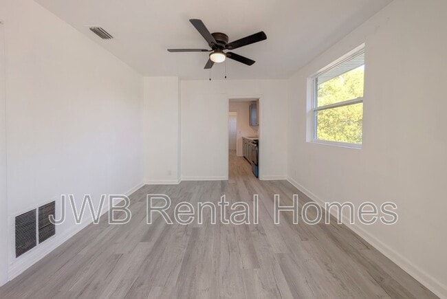 Building Photo - 3322 N Davis St