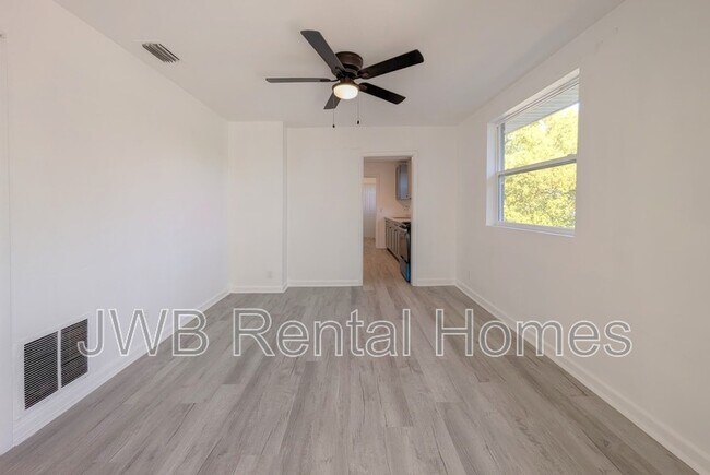 Foto del edificio - 3322 N Davis St