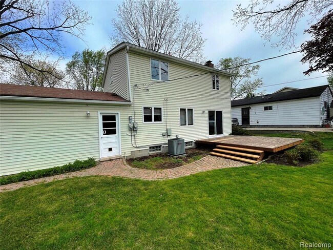 Foto del edificio - 2145 Lakeshire Dr