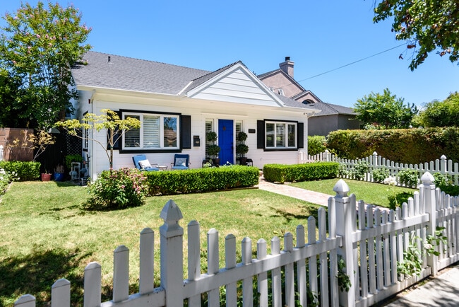 Building Photo - 514 S Beachwood Dr
