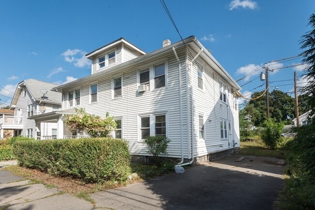 Foto del edificio - 112 Brush Hill Rd