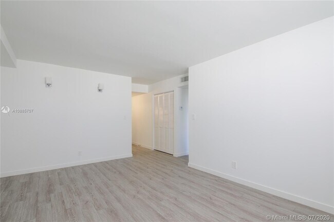 Foto del edificio - 13605 NE 3rd Ct