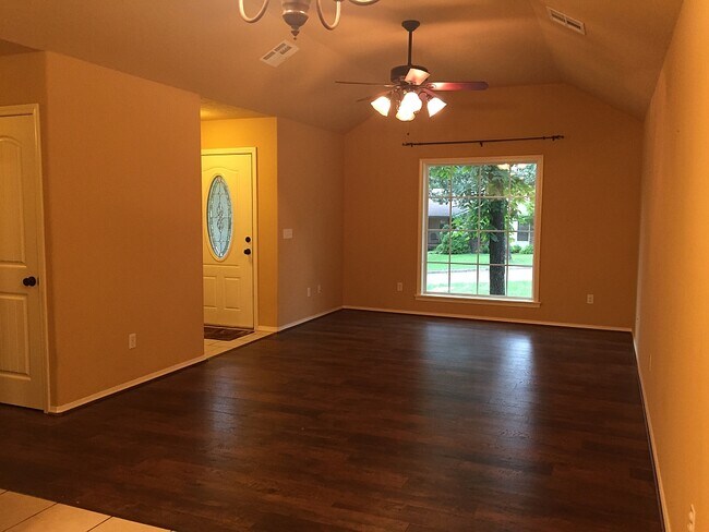 Sala de estar con suelo laminado - 510 Kim St
