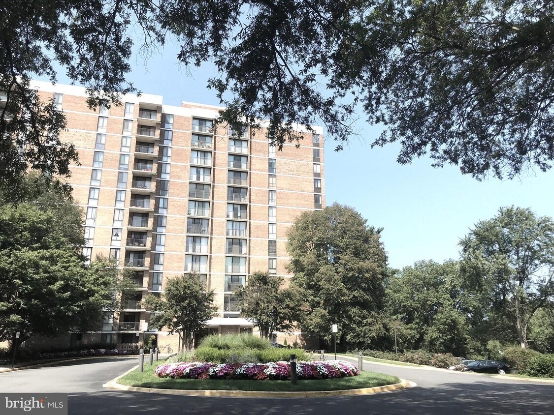 Primary Photo - 2300 Pimmit Dr