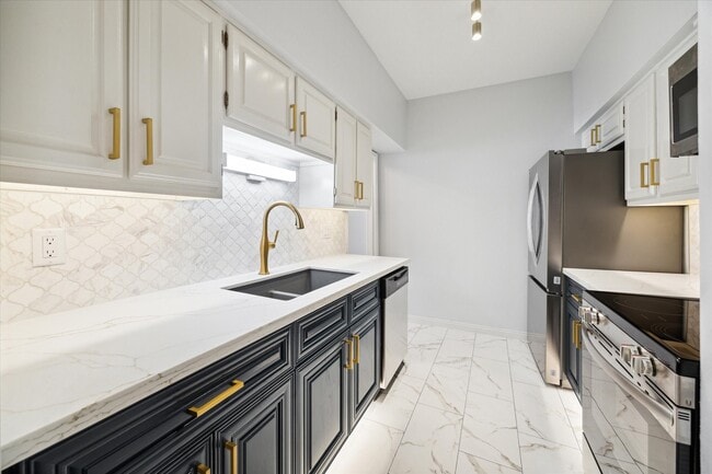 Building Photo - 2475 Underwood St