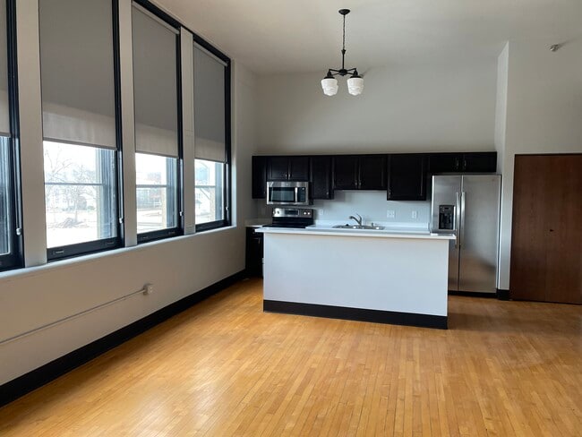 Building Photo - Central Square