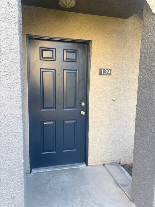 Building Photo - Downstairs unit with 3 bedroom and with two baths