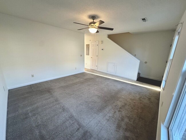 Building Photo - Updated Townhouse