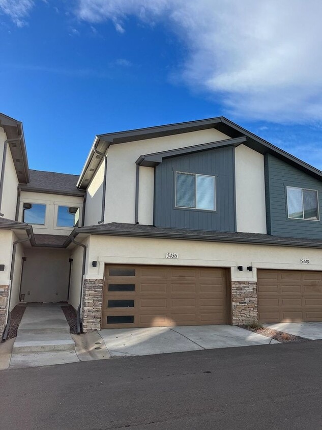Primary Photo - Beautiful 3 Bedroom Home for Rent on Carve...