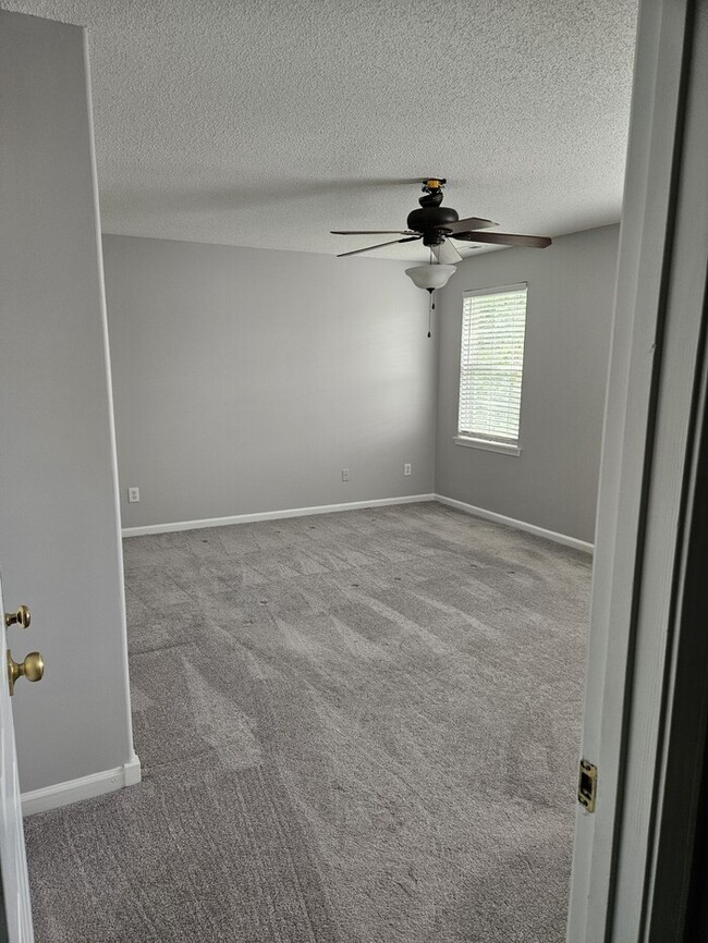 Building Photo - Beautiful 3 bedroom 2.5 bathroom home in H...