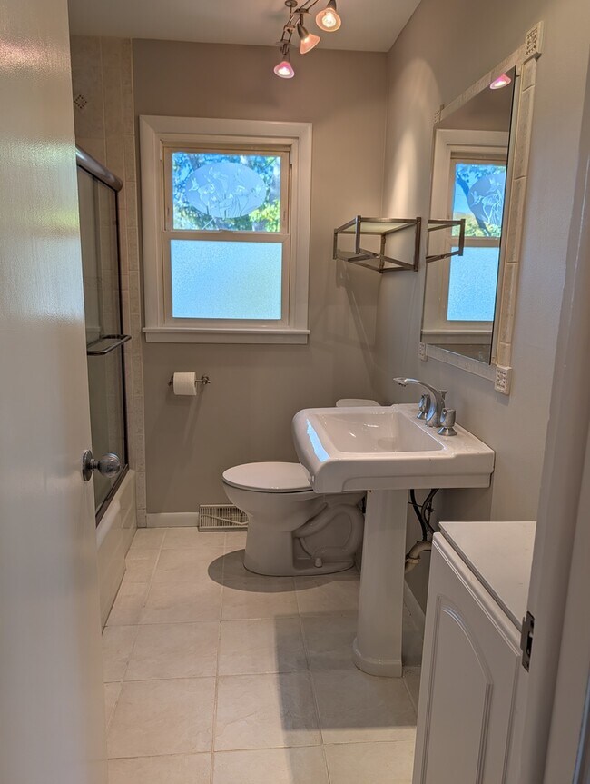 Building Photo - 324 Sunrise Ave