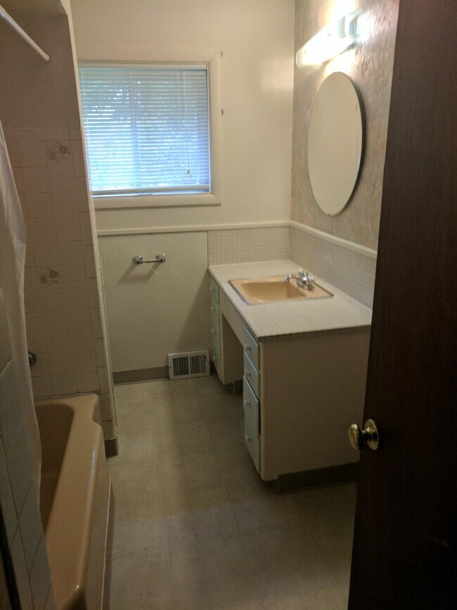 Building Photo - 3 Bedroom Ranch Style Home in the Centenni...