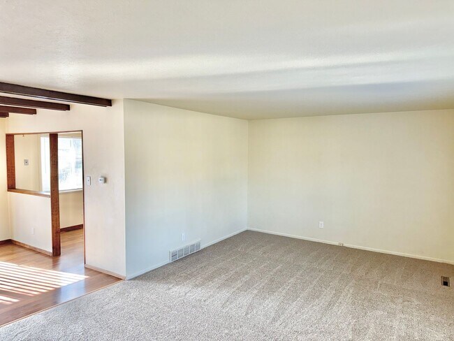 Building Photo - Three Bedroom Tri-Level Home in Garden Ranch