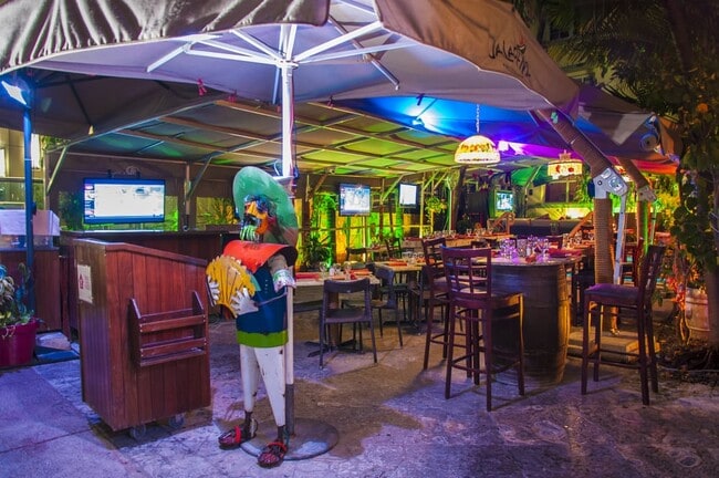 RESTAURANTE EN FRENTE - 530 Ocean Dr