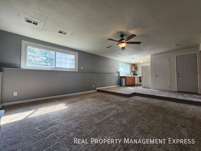 Foto del edificio - 2800 W McClellan St