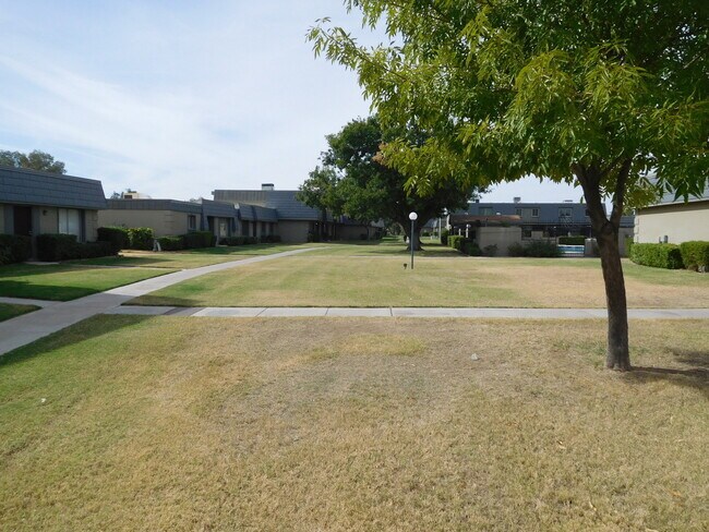 Foto del edificio - Available Now!! 3BEDS/2BATH LARGE TOWN-HOM...