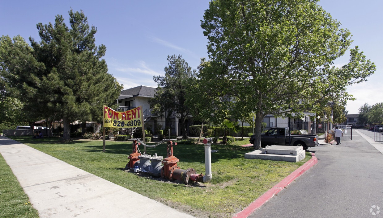 Primary Photo - Evergreen Apartments