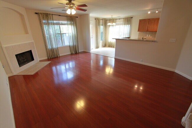 Building Photo - Gorgeous 4 Bedroom, 2.5 Bath 2 Story Home in Round Rock