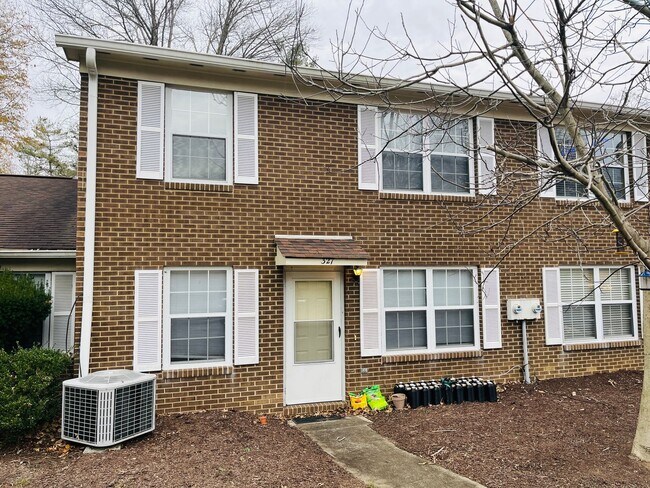 Building Photo - 2 Bedroom 1.5 Bathroom Townhouse