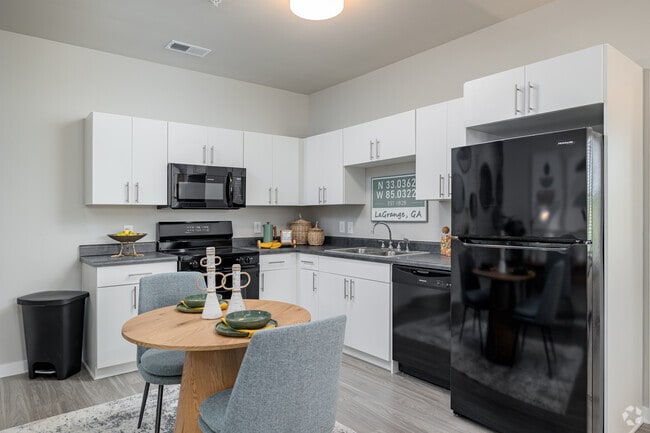 2BR, 2BA - 992SF - Kitchen - Authentix LaGrange