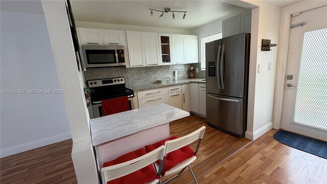 Foto del edificio - 8300 Sunrise Lakes Blvd