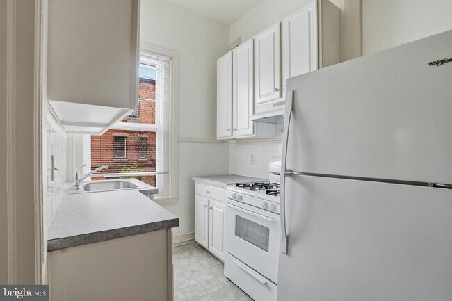Foto del edificio - 2441 Brown St