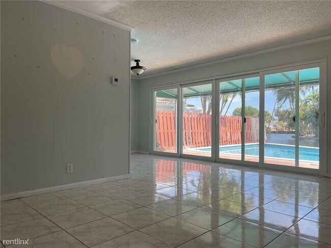 Building Photo - 3 br, 3 bath House - 3000 NE 1st Ter