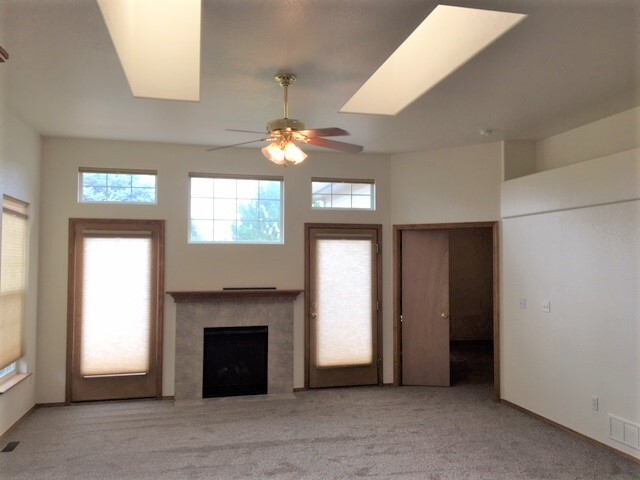 Building Photo - Beautiful Townhome in Newport Heights