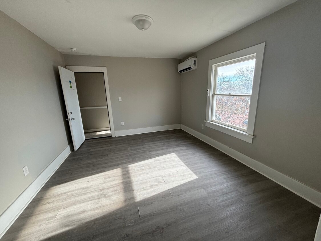 Building Photo - 14 E 6th Ave