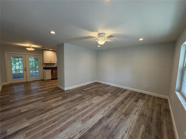 Foto del edificio - 5825 Lullaby Ln