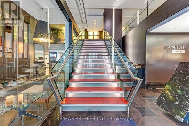 Photo du bâtiment - 210 Victoria St