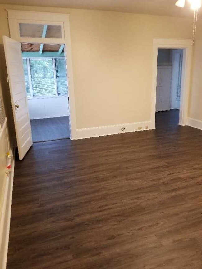 Living room - 420 W Cheves St