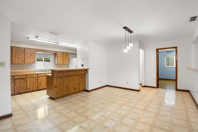 Building Photo - Home For Rent in St Petersburg!