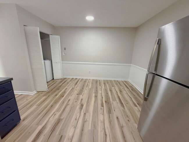 Building Photo - City Townhome – 2 Bed, 1.5 Bath + 2 Parking Spots!