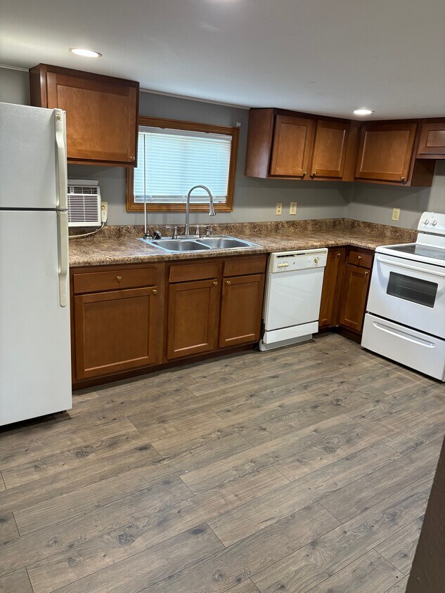 Kitchen - 620 Court St W
