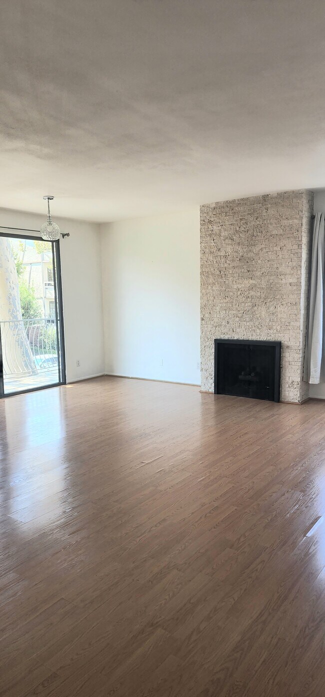Building Photo - 152 S Oakhurst Dr