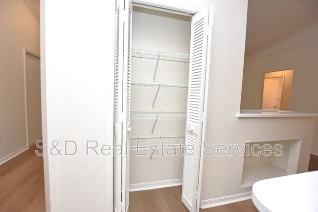 Building Photo - 2220 Maple Hill Ct