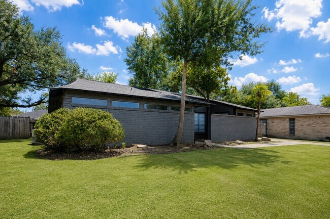 Foto del edificio - 15811 Pathfield Dr