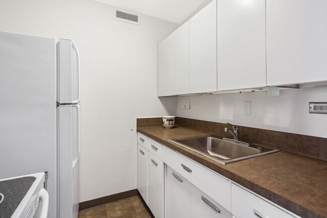 Building Photo - 330 W Diversey Pkwy