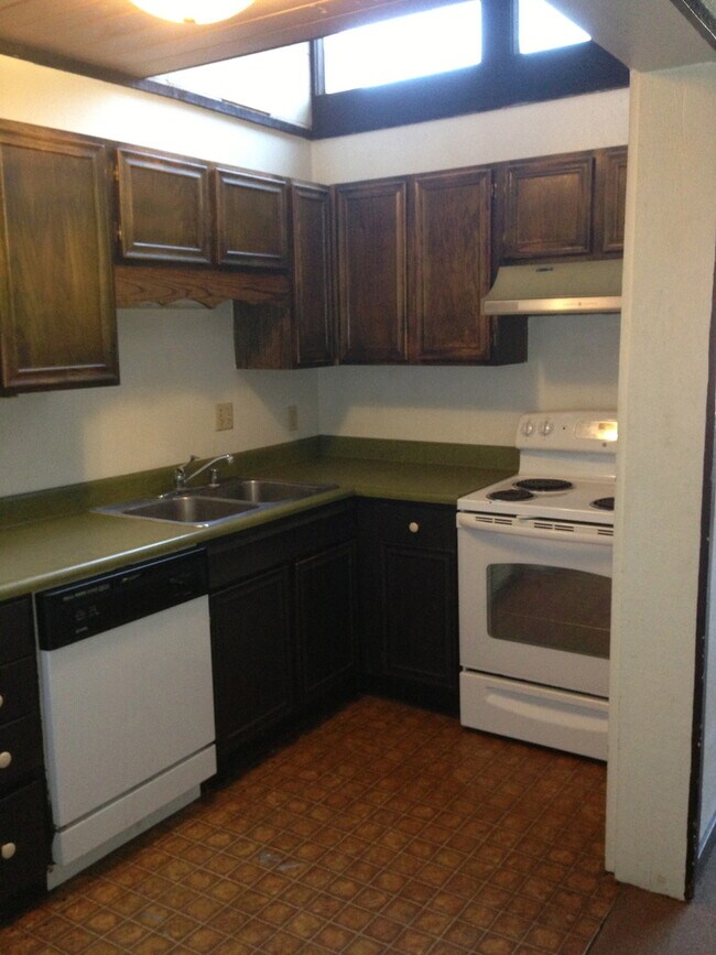 Building Photo - 3 Bedroom 2 Bath Duplex - Pets Negotiable ...