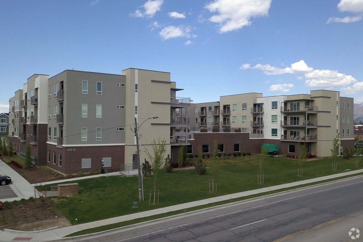 Entire Side of Building - Kimpton Square Senior Apartments