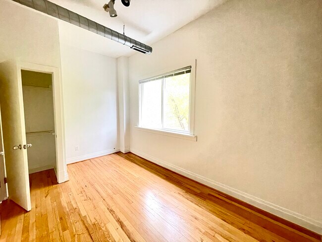 Foto del edificio - 2439 W Superior St
